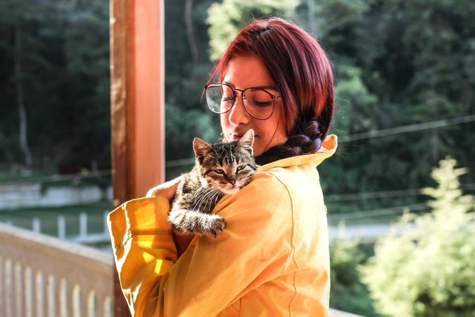 Frau mit Katze im Arm 