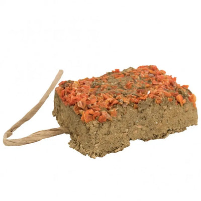 Trixie Lehmstein mit Karotte - 100g – natürlicher Snack für Kleinnager